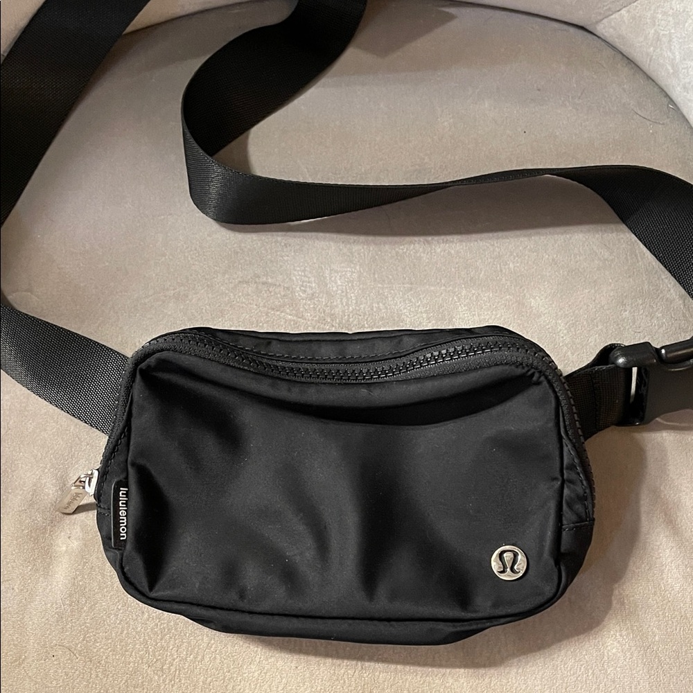 EUC lululemon athletica Black Belt Bag/crossbody